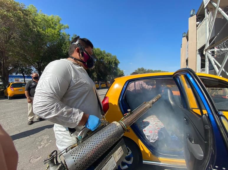 Se aplicaron 6,500 sanitizaciones a taxis y 650 a camiones urbanos, para prevenir contagios. (EL SIGLO DE TORREÓN)