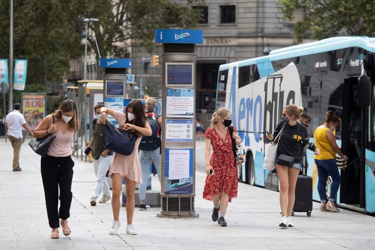 En España, ciertamente, la epidemia se cebó con los mayores en los momentos más duros. (EFE)