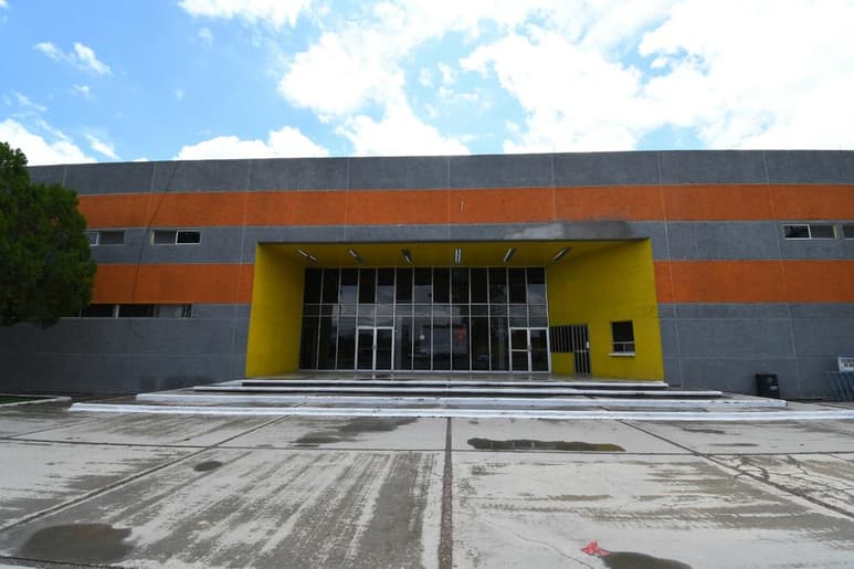 Con todo y sus puertas cerradas, en la Deportiva realizaron labores de mantenimiento.
