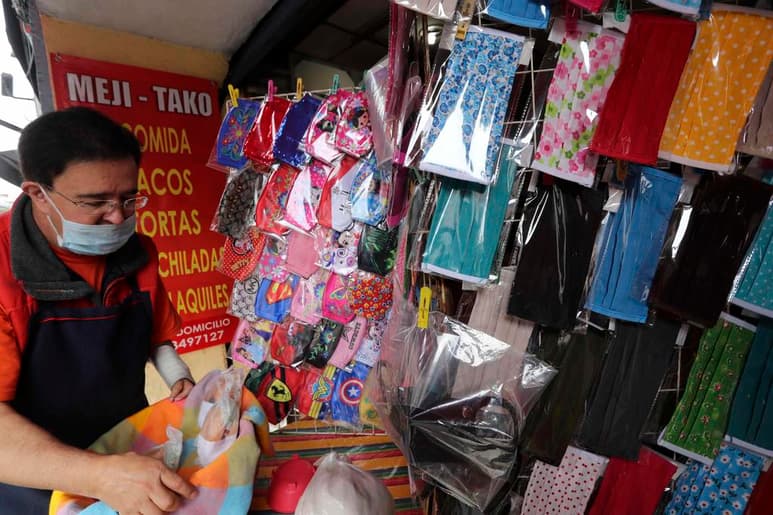 El uso recomendado del cubrebocas entre la población mexiquense
-obligatorio en los municipios de Toluca y Tultepec-, para reducir el contagio del SARS-CoV2, trajo consigo nuevas complicaciones: la gente desconoce el material adecuado del que debe estar hecho y hasta la forma correcta de usarlo. (ARCHIVO)