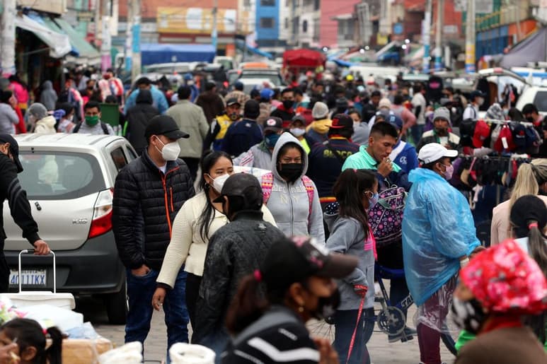Bolivia determinó este domingo clausurar el año escolar ante el incremento de casos por COVID-19, algo que implica la promoción a los niveles superiores de escolaridad quedando descartada la aplicación de la modalidad a distancia. (ARCHIVO) 
