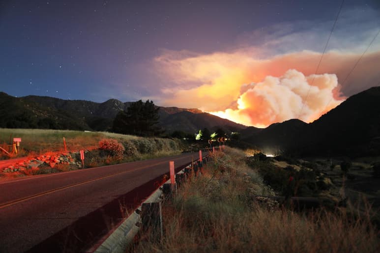 Miles de personas fueron evacuadas el domingo debido a un voraz incendio al este de Los Ángeles que estaba siendo combatido por los bomberos en medio de un sofocante calor. (EFE)
