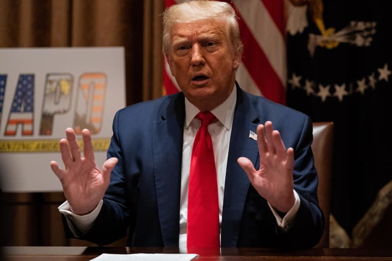 El secretario del Tesoro de EUA, Steven Mnuchin, dijo este domingo que el presidente Donald Trump (foto) puede forzar una venta o bloquear la popular app de videos china TikTok, debido al riesgo que puede suponer para la privacidad de los estadounidenses. (ARCHIVO)