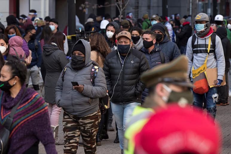 Las autoridades sanitarias de Chile informaron este domingo de 2,081 nuevos contagios por el coronavirus SARS-CoV-2 y 75 decesos causados por la COVID-19 en las últimas 24 horas. (ARCHIVO)