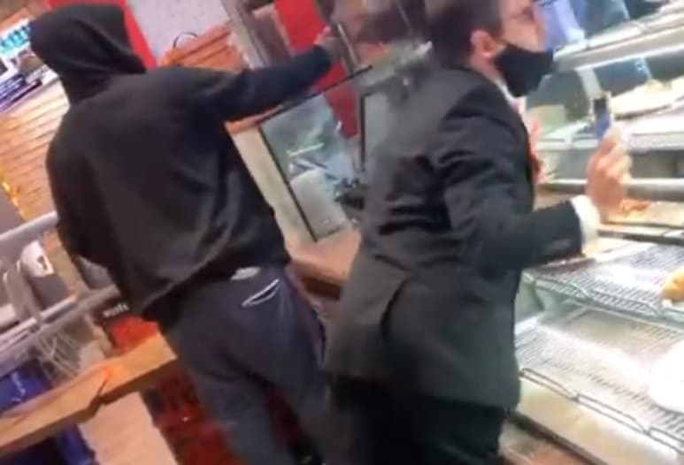 Destruye una vitrina en un arranque de ira porque atendieron a un cliente sin cubrebocas