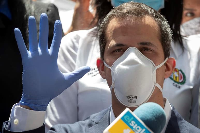 El líder opositor venezolano Juan Guaidó respaldó este domingo la decisión adoptada por 27 partidos, el grueso del bloque de detractores del chavismo, de no presentarse a los comicios legislativos del próximo 6 de diciembre que calificó de 'farsa' electoral. (ARCHIVO)