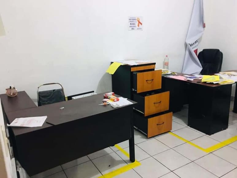 Esta vez, los maleantes se llevaron dos computadoras, sillas, papelería diversa y otros objetos más. (EL SIGLO DE TORREÓN)