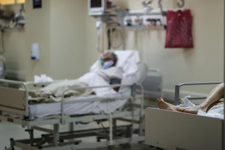 Los casos de coronavirus totalizan hoy en el mundo 17.6 millones, según el recuento oficial que ofrece a diario la Organización Mundial de la Salud (OMS). (ARCHIVO)