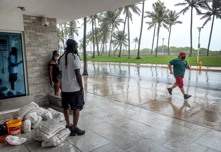 La tormenta tropical Isaías se aproxima a la costa oeste central de Florida (EUA) con rachas de vientos máximos de 100 kilómetros por hora, mucho más suaves de las que se esperaban y que este domingo, en lugar de recogimiento y defensa, han reservado las fotos para surfistas y familias paseando por el litoral. (ARCHIVO)
