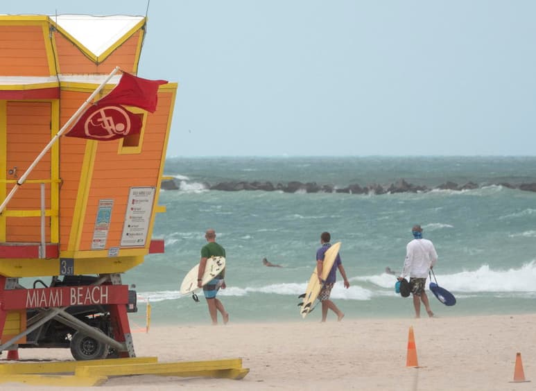 a tormenta tropical Isaías se aproximó a la costa este de Florida, EUA, con rachas de vientos máximos de 100 kilómetros por hora, mucho más suaves de las que se esperaban y que este domingo, en lugar de recogimiento y defensa, han reservado las fotos para surfistas y familias paseando por el litoral. (ARCHIVO)