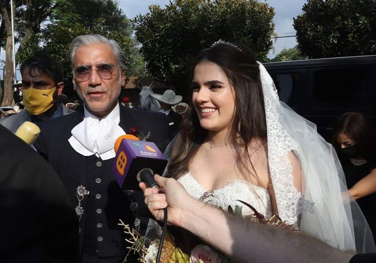 El cantante Alejandro Fernández (i), acompaña a su hija Camila (d), a su llegada a la iglesia en Zapopan.