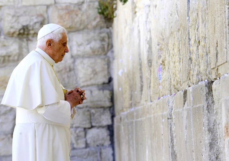Según el biógrafo Peter Seewald, quien el sábado pasado entregó a Joseph Ratzinger su biografía, el papa emérito, de 93 años, se encuentra en un estado extremadamente delicado. (EFE)