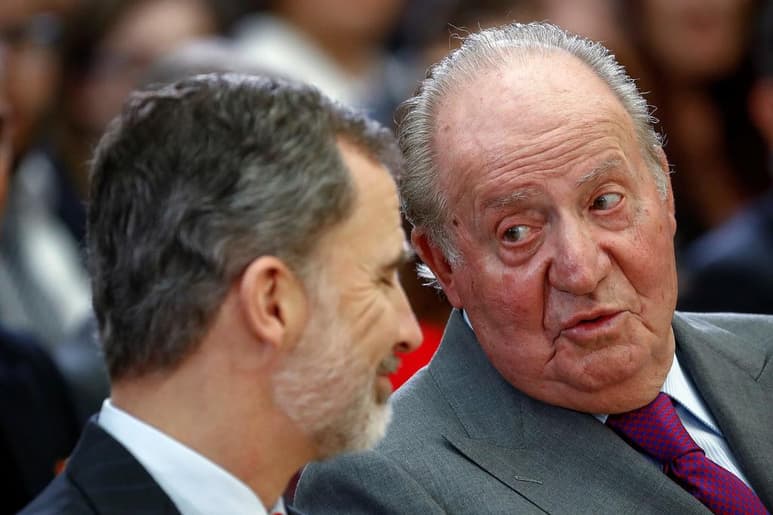 Comunicó a su hijo el rey Felipe VI su 'meditada decisión' de trasladarse a vivir fuera de España. (EFE)