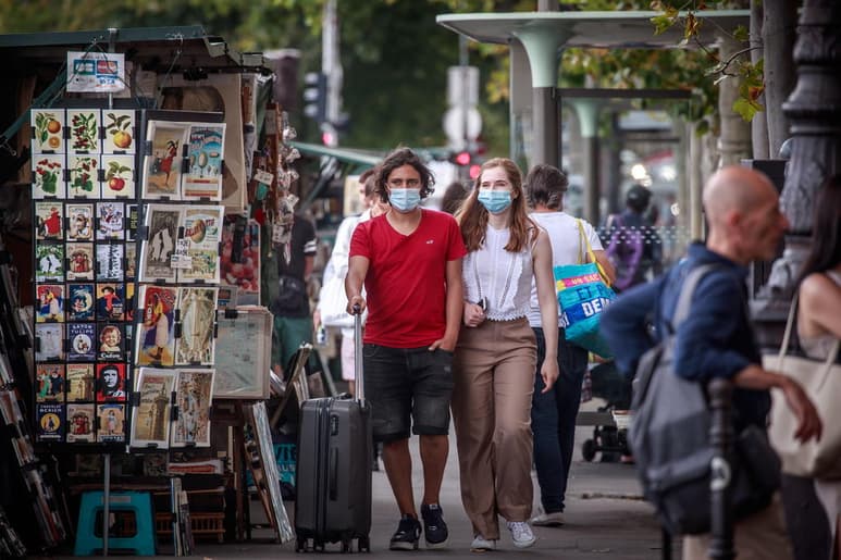Las autoridades francesas impusieron el lunes el uso obligatorio de cubrebocas en espacios públicos en varios sitios del país, incluyendo centros turísticos en las playas a lo largo de la costa en el Atlántico. (EFE)