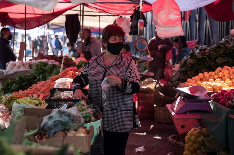 Chile sumó este lunes 1,762 nuevos casos de la COVID-19, lo que eleva el balance final a 361,493 infectados, pero registró solo un 8 % de positividad en el total de exámenes realizados, la tasa más baja desde el inicio de la pandemia. (EFE)