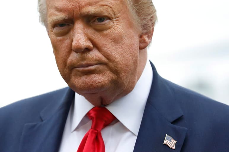 El presidente de EUA, Donald Trump, decretó este lunes la restricción del empleo de extranjeros en el Gobierno federal cuya contratación sustituya 'injustamente' a trabajadores estadounidenses con 'mano de obra foránea'. (ARCHIVO)