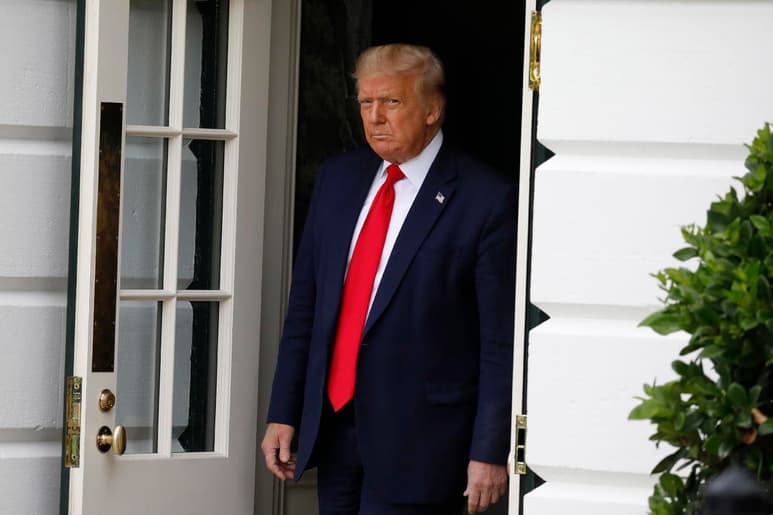 La investigación que la Fiscalía del distrito de Manhattan (Nueva York) tiene abierta contra el presidente de EUA, Donald Trump, va más allá de lo que se pensaba y podría incluir alegaciones de fraude bancario y de seguros. (ARCHIVO)
