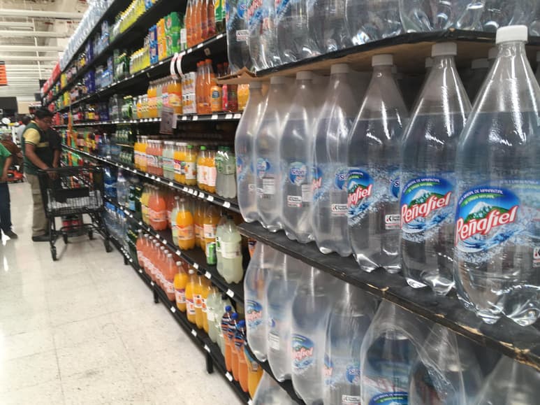 A dos días de que el Congreso de Oaxaca vote un dictamen para prohibir la venta, regalo o suministro de bebidas azucaradas y alimentos con alto contenido calórico a menores de edad, la Alianza Nacional de Pequeños Comerciantes (ANPEC) hizo un llamado a congelar la iniciativa, pues asegura que ante la crisis derivada de la pandemia de COVID-19, no es el momento de golpear aún más la economía de los pequeños negocios. (ARCHIVO)