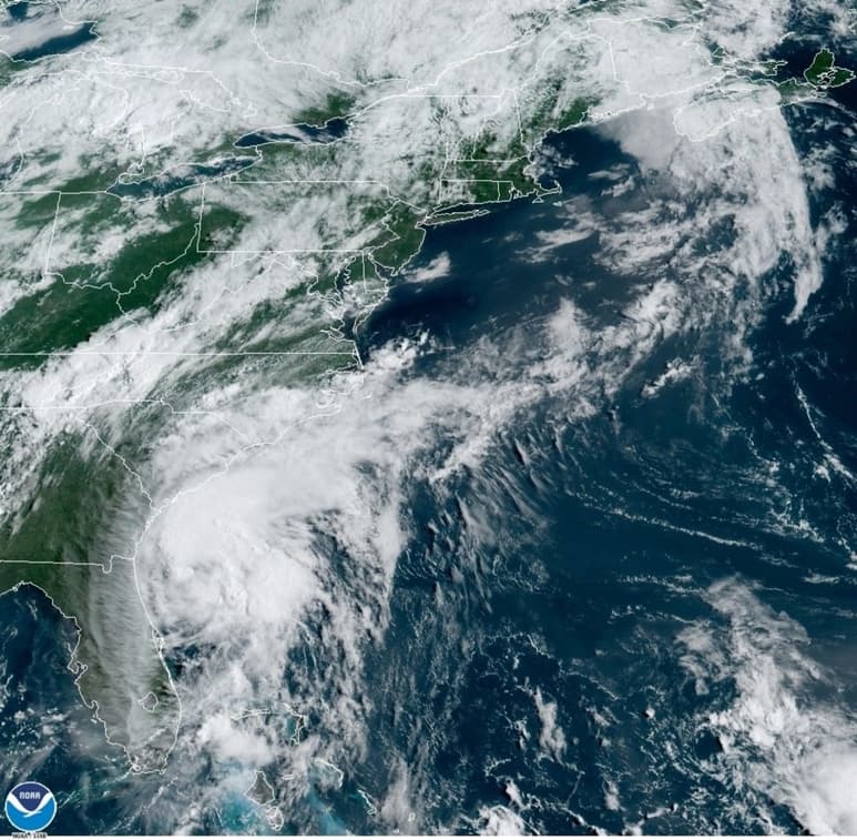 NHC ha emitido una advertencia para un área entre el río South Santee, en Carolina el Sur, y Surf City, en Carolina del Norte. (EFE)