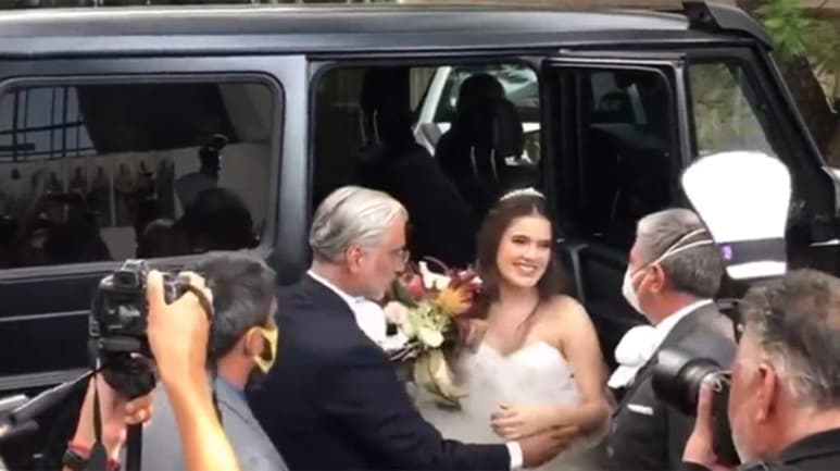 Alejandro y su hija Camila durante la boda. (ESPECIAL)