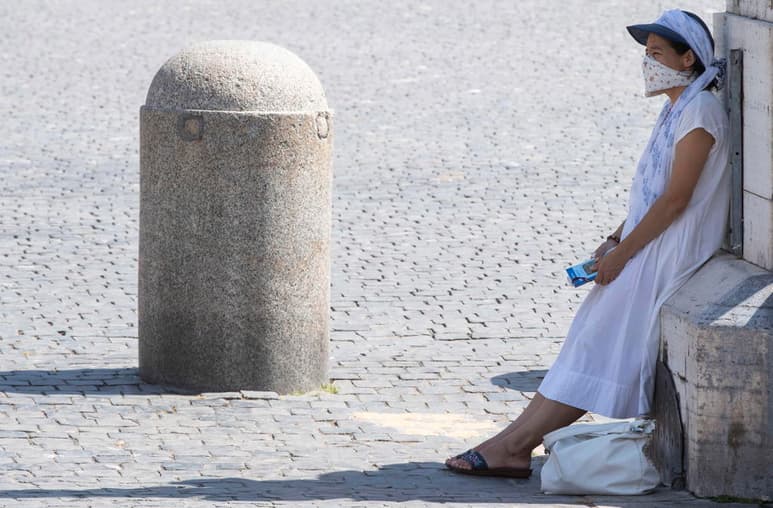 Italia confirmó cinco muertos con coronavirus en las últimas veinticuatro horas, uno de los menores aumentos durante la crisis por esta enfermedad, aunque los nuevos contagios se situaron en 190. (ARCHIVO)