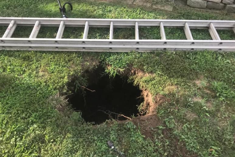 El hombre estaba trabajando en su jardín cuando cayó. (INTERNET)