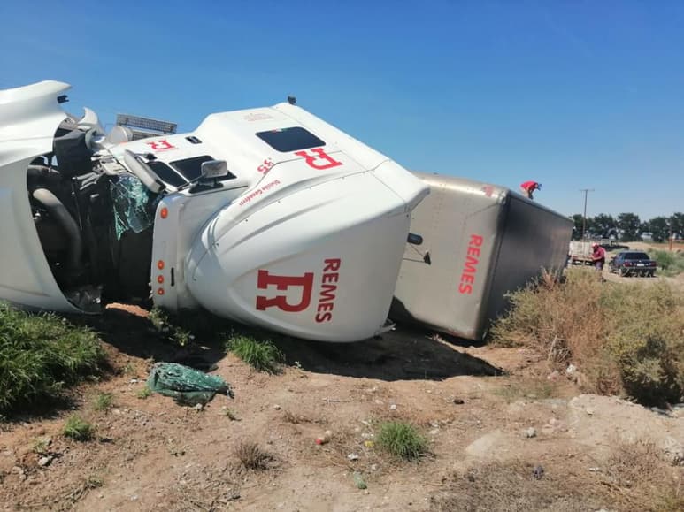 Se registró la volcadura de un tráiler de transporte de ganado en la zona rural de Gómez Palacio, no se reportaron personas lesionadas de gravedad. (EL SIGLO DE TORREÓN)