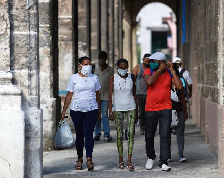 Cuba sumó este martes 31 nuevos casos de COVID-19, de los cuales 10 son importados, y registró la primera muerte por el virus en más de tres semanas. (ARCHIVO)