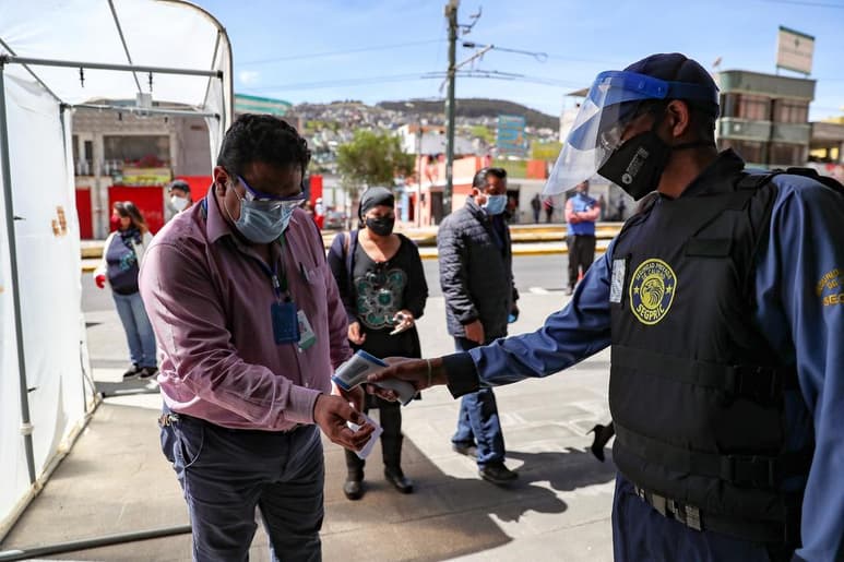 La cifra de positivos por la COVID-19 en Ecuador ascendió a 87,963 este martes, 922 nuevos casos con respecto a la víspera, mientras que los decesos oficiales llegaron a 5,808, con 41 adicionales. (ARCHIVO) 