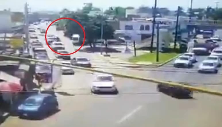El incidente se produjo entre el cuse del bulevar Luis Donaldo Colosio y la calle Tráfico en Mazatlán (CAPTURA)