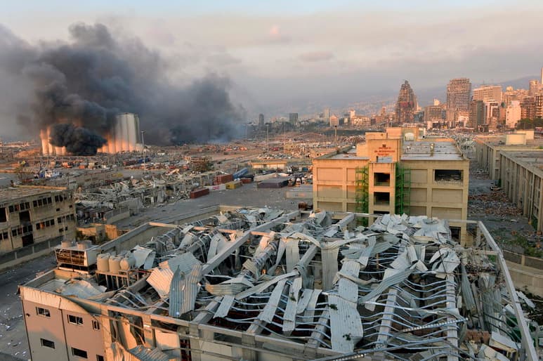 El gobernador de Beirut, Marwan Abboud, señaló que hay al menos 10 bomberos desaparecidos luego enorme explosión, hiriendo a varias personas y causando daños generalizados, y que además el hecho le recordó a Hiroshima y Nagasaki. (EFE)