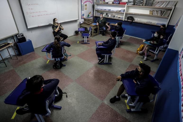 Brasil se enfrenta en estos días al dilema de que sus estudiantes regresen a clase o permanezcan con aulas virtuales, en medio del recelo de padres y profesores ante una pandemia que no cesa y que esta próxima a dejar 100,000 víctimas. (EFE)
