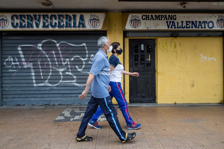 Al menos 349 personas han fallecido por COVID-19 en Venezuela, según denunció este martes el diputado opositor José Manuel Olivares, lo que supone casi el doble de los 180 decesos que figuran en las cifras oficiales difundidas por el Gobierno de Nicolás Maduro. (EFE)
