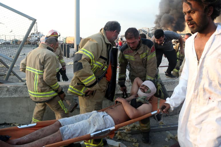 La explosión se produjo en horas de la tarde en un almacén con material explosivo tras un incendio por causas que aún se desconocen. (EFE)