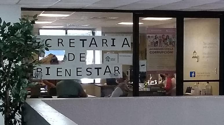 Rocío Domínguez Vital, subdelegada de los Programas Sociales Bienestar en la región norte de Coahuila, dio a conocer que concluyeron con la entrega de las becas de apoyo para los estudiantes de nivel meda superior o preparatoria; con lo que se destinaron más de 40.3 millones de pesos para un total de 11 mil 200 beneficiarios. (RENÉ ARELLANO)