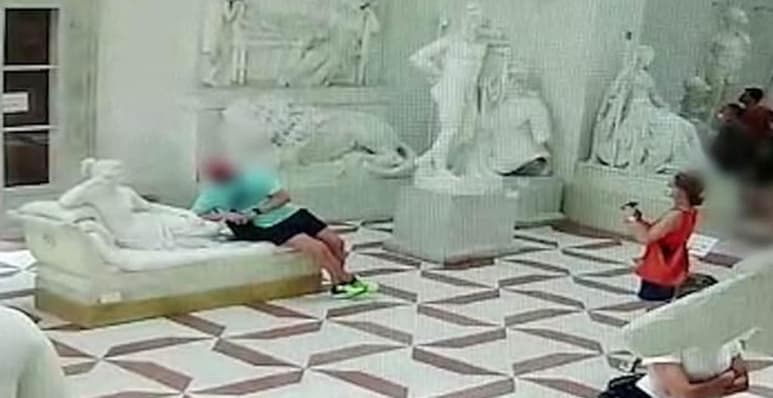 Turista le 'corta' los dedos a una escultura al sentarse sobre ella para una foto
