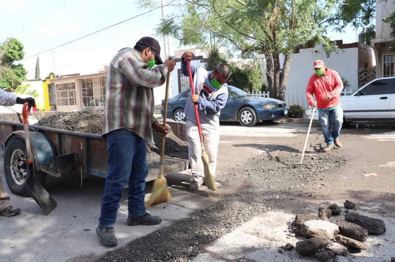 La lluvia causó daños en varias calles de la ciudad y trabajadores del Departamento de Bacheo de la Dirección de Infraestructura Municipal, lleva a cabo la nivelación de baches y pozos. (EL SIGLO DE TORREÓN)