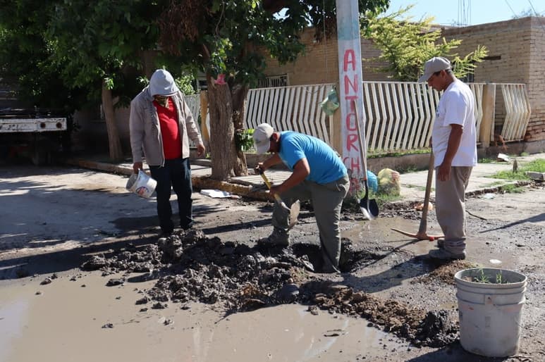 El servidor público mencionó que con las reparaciones se han controlado las fugas de agua. (EL SIGLO DE TORREÓN)
