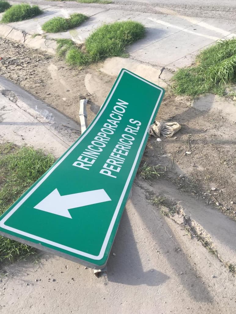 Veloz conductor choca contra señalamiento del periférico de Torreón y lo derriba a su paso. (EL SIGLO DE TORREÓN)