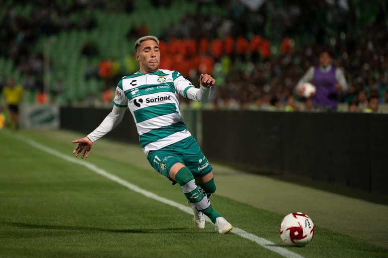 Aunque es disciplinado tácticamente para cumplir una función que le ayude a los Guerreros, a 'Nando' Gorriarán le gusta más desenvolverse por el centro. (ARCHIVO)