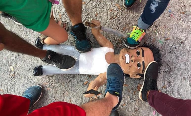 El negocio 'recreó' la famosa escena de la combi con una piñata (CAPTURA)