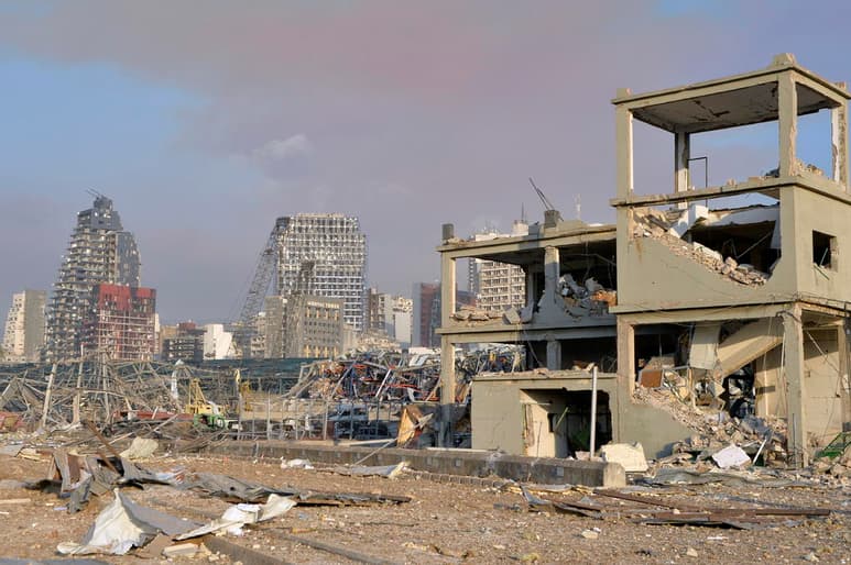 Estará bajo control militar tras la explosión el martes de un almacén en el puerto que causó más de un centenar de muertos y 4,000 heridos. (EFE)