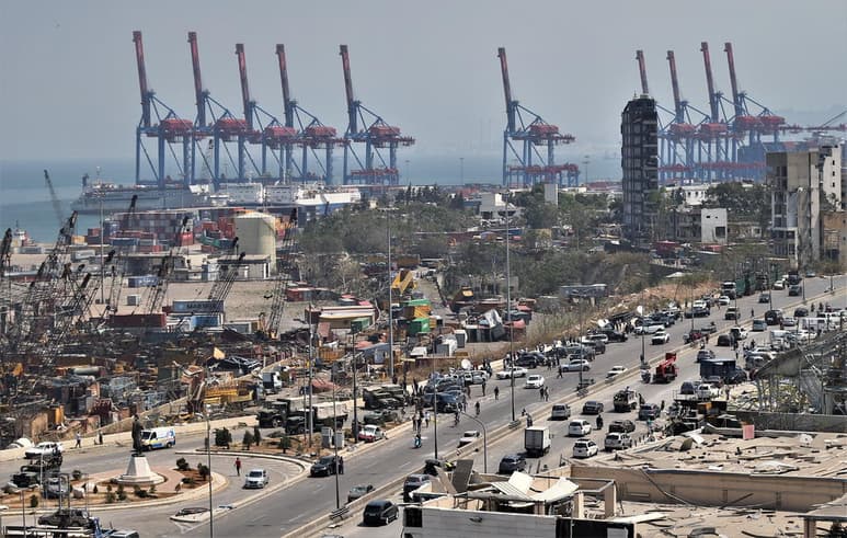 El gobernador de Beirut, Marwan Abboud, dijo este miércoles, de acuerdo con agencias de información, que los daños por las explosiones del martes en un almacén en el Puerto se extienden a media ciudad. (EFE)