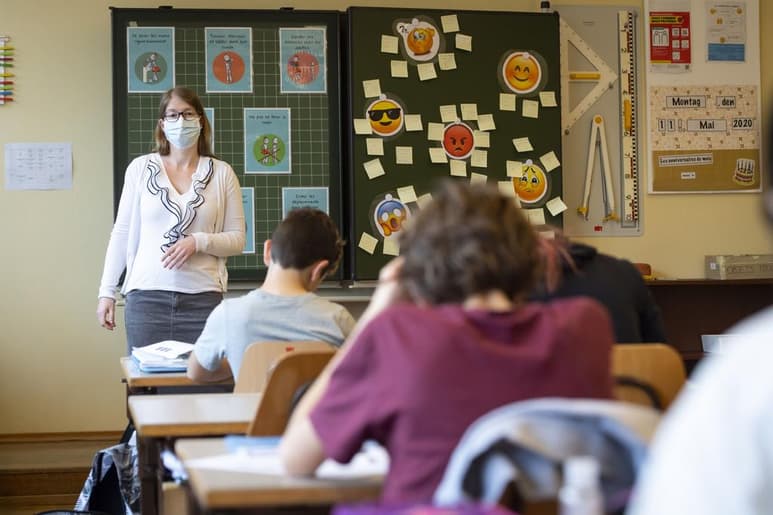 Reabrir las escuelas en aquellos países donde la transmisión del coronavirus aún sea alta 'sólo empeorará la situación', advirtió hoy el director de Emergencias Sanitarias de la Organización Mundial de la Salud (OMS), el irlandés Mike Ryan. (ARCHIVO)