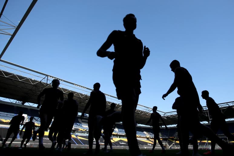 UEFA considera que compartir experiencias de discriminación ayudará a erradicar el racismo. (ARCHIVO)