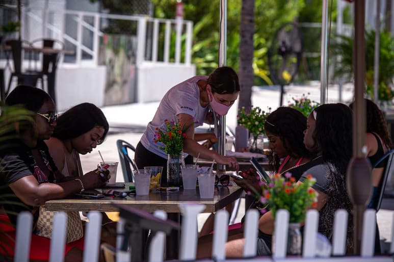 Florida alcanzó este miércoles el medio millón de casos de COVID-19, aunque los contagios contabilizados en las últimas 24 horas se mantienen en el orden de los 5,000 que se ha venido registrando esta semana. (ARCHIVO)