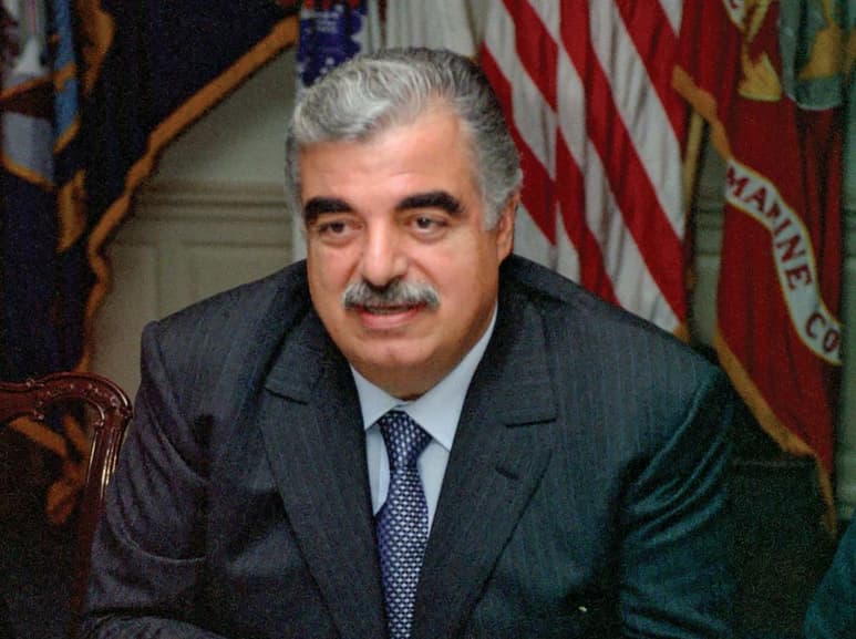 El Tribunal Especial para el Líbano (TEL), encargado de juzgar el atentado que en 2005 acabó con la vida del exprimer ministro libanés Rafik Hariri, aplazó hoy la fecha en la que preveía dictar sentencia, el próximo viernes, hasta el 18 de agosto, en señal de respeto a las víctimas de la explosión en el puerto de Beirut. (ESPECIAL)