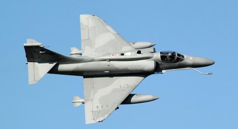 Un avión de la Fuerza Aérea Argentina (FAA), que realizaba tareas de adiestramiento junto a otra aeronave, se estrelló este miércoles en la provincia de Córdoba (centro) y el piloto falleció pese a haber realizado una eyección antes del impacto. (ESPECIAL)