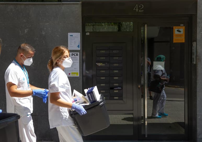 El Ministerio español de Sanidad contabilizó este miércoles 1,772 contagios por coronavirus diagnosticados en las últimas 24 horas, lo que supone un nuevo máximo de casos diarios, 305,767 desde el inicio de la pandemia. (EFE)