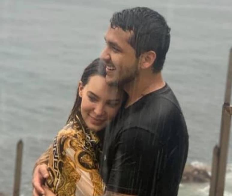 Luego de que Christian Nodal compartiera en sus historias unas fotografías que revelarían su relación con su compañera de la Voz México, Belinda, fue el mismo programa que lo hizo oficial. (FACEBOOK)